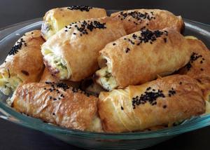 PEYNİRLİ YUFKALI RULO BÖREK 